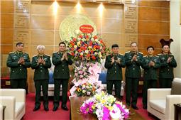 Thủ trưởng Bộ tư lệnh Quân khu tặng hoa chúc mừng Thiếu tướng Đỗ Văn Tuấn, Phó tư lệnh Quân khu